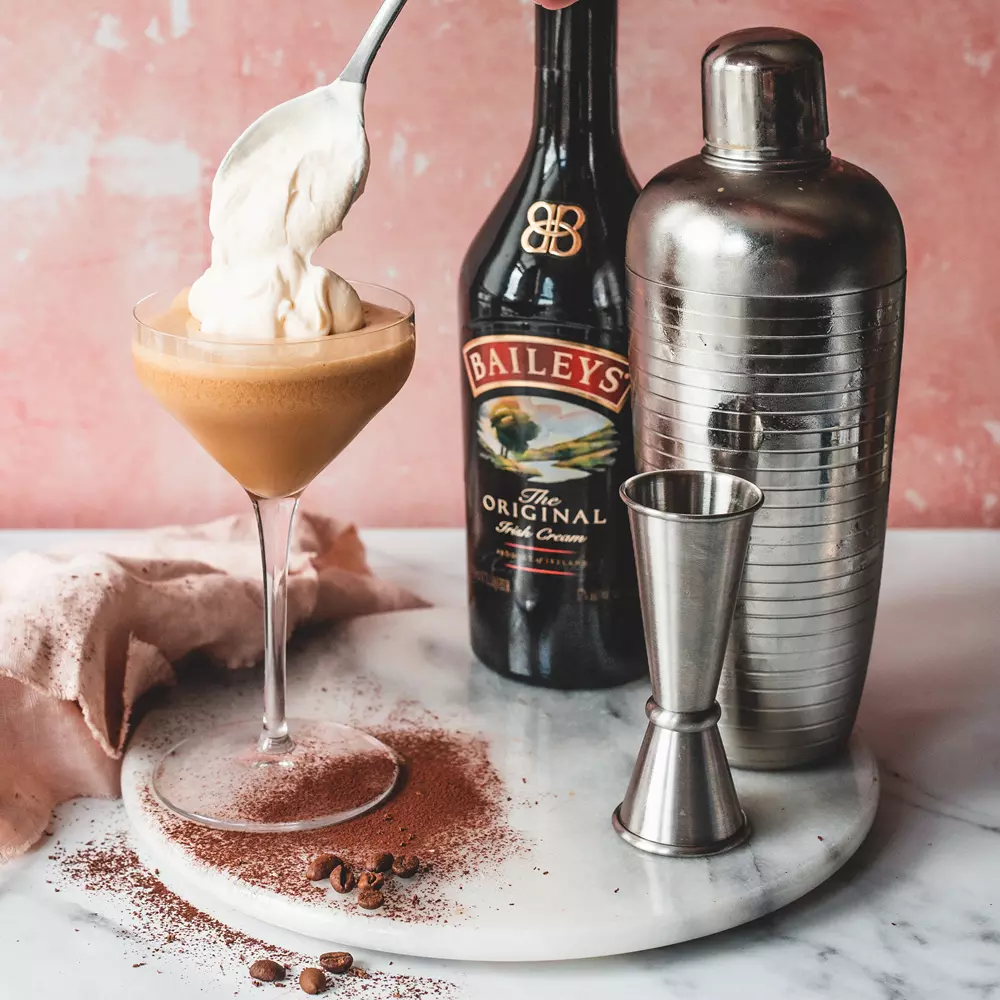 Baileys Original Irish Cream Liqueur, 750 mL Bottle with a Branded Glass  Mug : Alcohol fast delivery by App or Online